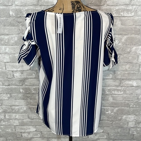 Roz & Ali Stripe Tie on Sleeve Top - Picture 4 of 6